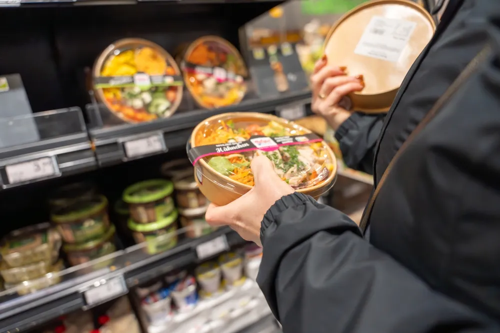 買い物行動・意識定点調査【外の世界のリスクを「工夫」に変える生活者たち】ナフサ不足で見えた「買い物の知恵」の広がりと、これからの売り場に求められる「引き算の優しさ」